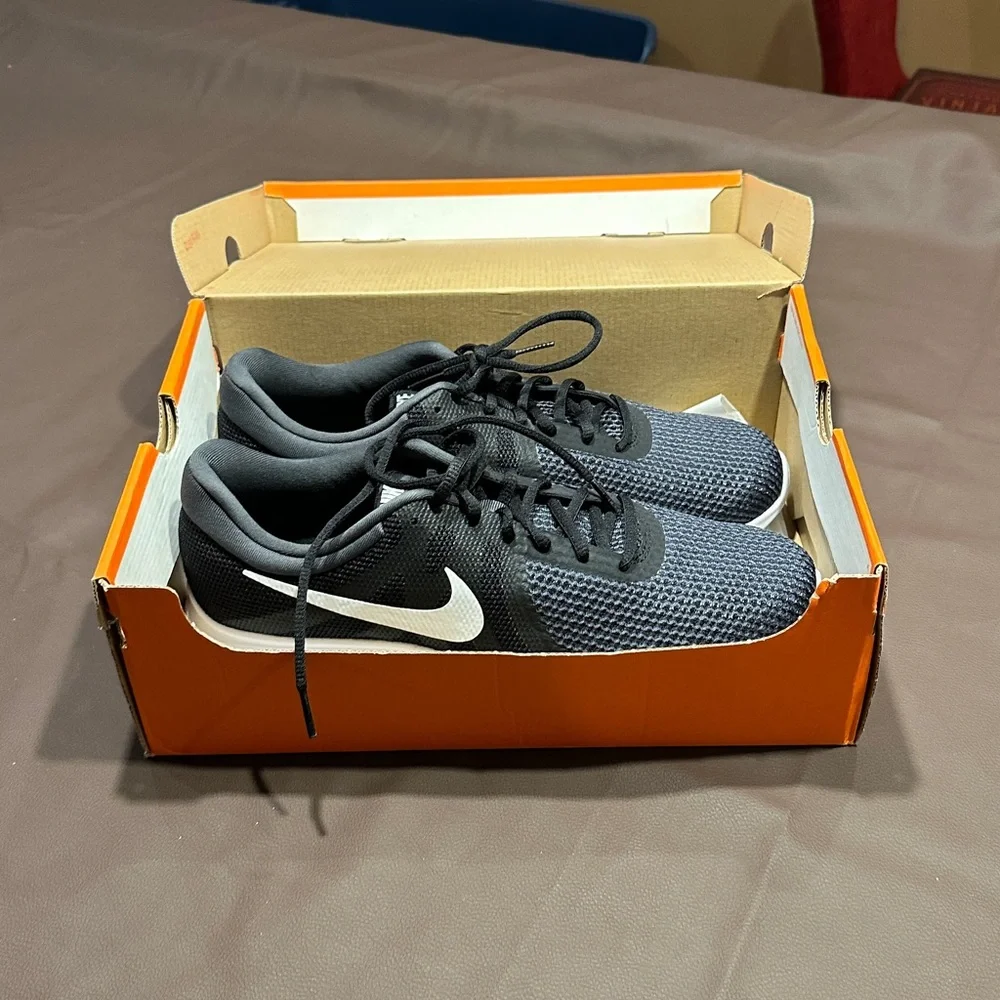 Nike Men's Black and White Athletic Shoes - Picture 4 of 4